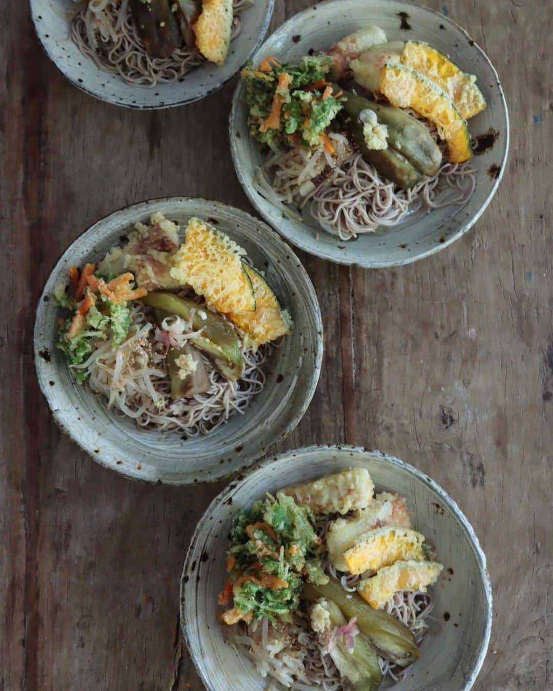 のインスタグラム：「tue.9 Aug.2022 今日のデザインチームまかない 買い物いけなくて、 いただいた乾麺の蕎麦に、 焼き茄子ともやしのナムルのせで終わるはずが、 物足りなくてあるもの全部天麩羅にしてやったぜ！ かぼちゃ、春菊と人参、ちくわ。 立派な天麩羅そばになりましたわ♡」