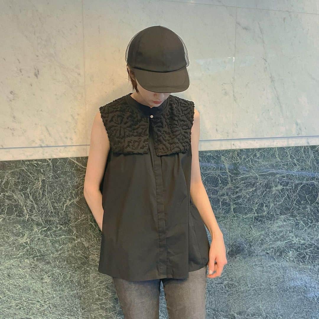 樋口柚子のインスタグラム：「🖤 佐藤純さんプロデュースの ビックカラーチェンジングブラウス、 取り外しもできる襟のレースかわいいいい🤤♡」