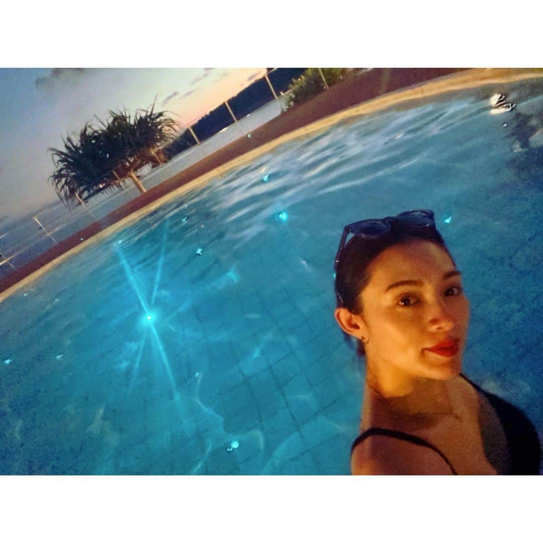 渡辺知夏子さんのインスタグラム写真 - (渡辺知夏子Instagram)「Night Pool パシャパシャ🏊💦笑 . . . 犬の散歩とプールは夕方からがオススメ☀️😖☀️ .  #熱中症に気をつけて   #ナイトプール  #ナイトプールパシャパシャ」8月9日 20時52分 - chikako_724