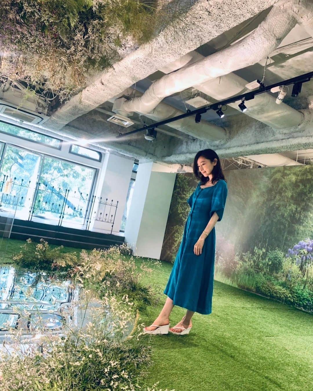 小橋めぐみのインスタグラム：「コスメキッチン✖️ファミリーマート🌿 から新たに生まれたビューティーブランド 「ミティア　オーガニック」 の発表会へ、あさなちゃん　と。@mamoruasana0504   モネのジヴェルニーが再現された会場は、 外の暑さを忘れるくらい清涼感に溢れていて、 とっても素敵でした。  「肌は水とオイルでできている」 をコンセプトに、水とオイルにこだわり、 20種類の植物エキス配合🪴 その中でも、年月を重ねるほど生命力がアップするといわれる、オーガニックブナエキスが注目成分だそう。  全国のファミリーマート、コスメキッチンで、10月4日発売です💄 お値段も1000円台と、お手頃価格なのも嬉しい限り💛  そしてあさなちゃんは、 今日も女神でした✨  #ミティアオーガニック #コスメキッチン #miteaorganic」