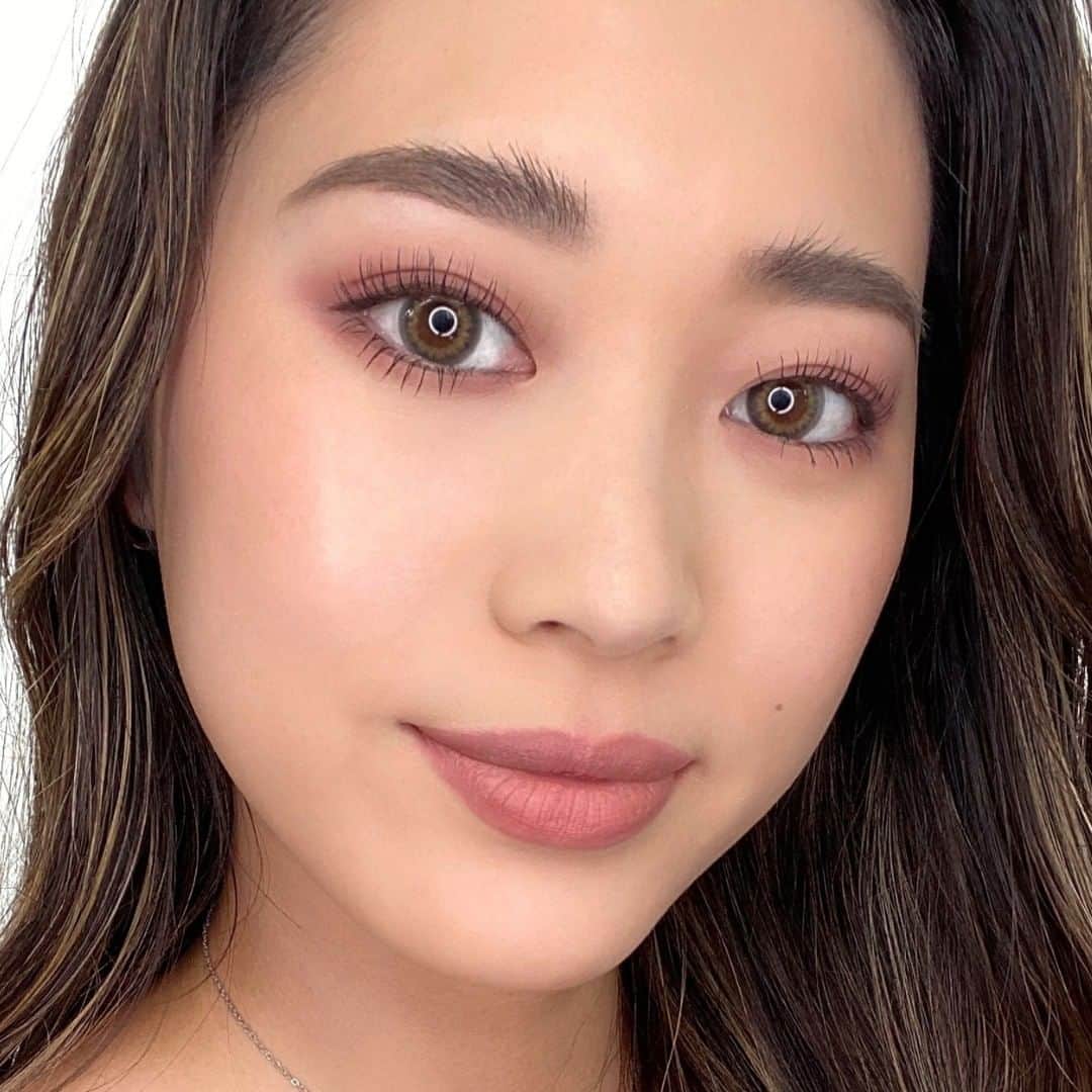 M∙A∙C Cosmetics Japanのインスタグラム：「2022年の肌トレンドの1つが #SHEERMATTE 💭プライマーとファンデーションで気になる部分のみをカバー。色ムラやテカリを抑え、マットでさらりとした肌に仕立てて。#MACTrend 　 ＜ルック使用製品＞ ＊FACE ・ライトフル C+ ティンティッド プライマー SPF 45 ・スタジオ マッティファイン シャイン コントロール プライマー ・スタジオ フィックス フルイッド SPF 15／NC30  ＊BLUSH ・グロープレイ ブラッシュ／トータリー シンクト ・グロープレイ ブラッシュ／ブラッシュ プリーズ  ＊EYES ・パウダー キス アイシャドウ／ライプンド(上下全体)  ＊LIPS ・パウダー キス リキッド リップカラー／デイト メイカー  ＼明日公式オンライン先行スタート／ 対象製品を含む税込6,600円以上のご購入でオリジナルミラー*をプレゼント！さらに税込13,200円以上のご購入でフェイスブラシ*もプレゼント🎁（*画像2枚目）  【対象製品】 - スタジオ フィックス フルイッド SPF 15 - ライトフル C+ ティンティッド プライマー SPF 45 - ライトフル C³ ナチュラル シルク パウダー ファンデーション SPF 15 - M·A·C ミネラライズ スキンフィニッシュ / ライトスカペード - フィックス+ ステイ オーバー  ※全国のM·A·C店舗でも同キャンペーンを8月11日(木)から実施します。公式オンラインはピンクのミラー、店舗はピンク、もしくはブラックのミラーをお選びいただけます。 ※プレゼントは数量限定でなくなり次第終了となります。」
