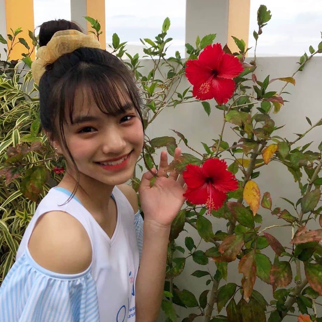 ニコ☆プチのインスタグラム：「☀️🍉🍧  ハイビスカスが似合いすぎぃ〜‼️な 沖縄出身のリオ🌺😆🌈  #ニコプチ #ニコプチモデル #具志川莉央」