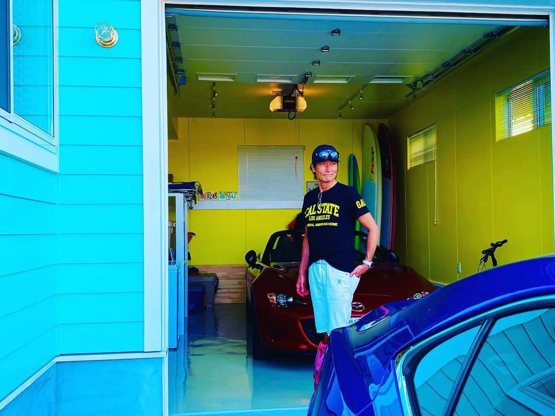 のインスタグラム：「surf's up♡ready? #秘密基地 #garage #beach #surf #surfing #cruise #actor #actorslife #shooting #サーフィン #サーファー #ビーチハウス #サーファーズハウス #マイケル富岡 #俳優 #タレント #撮影 #海 #ビーチ #generalamericanhome #usa #california #la #losangeles #malibu #surfershouse #beachhouse #love #calstate #summer」