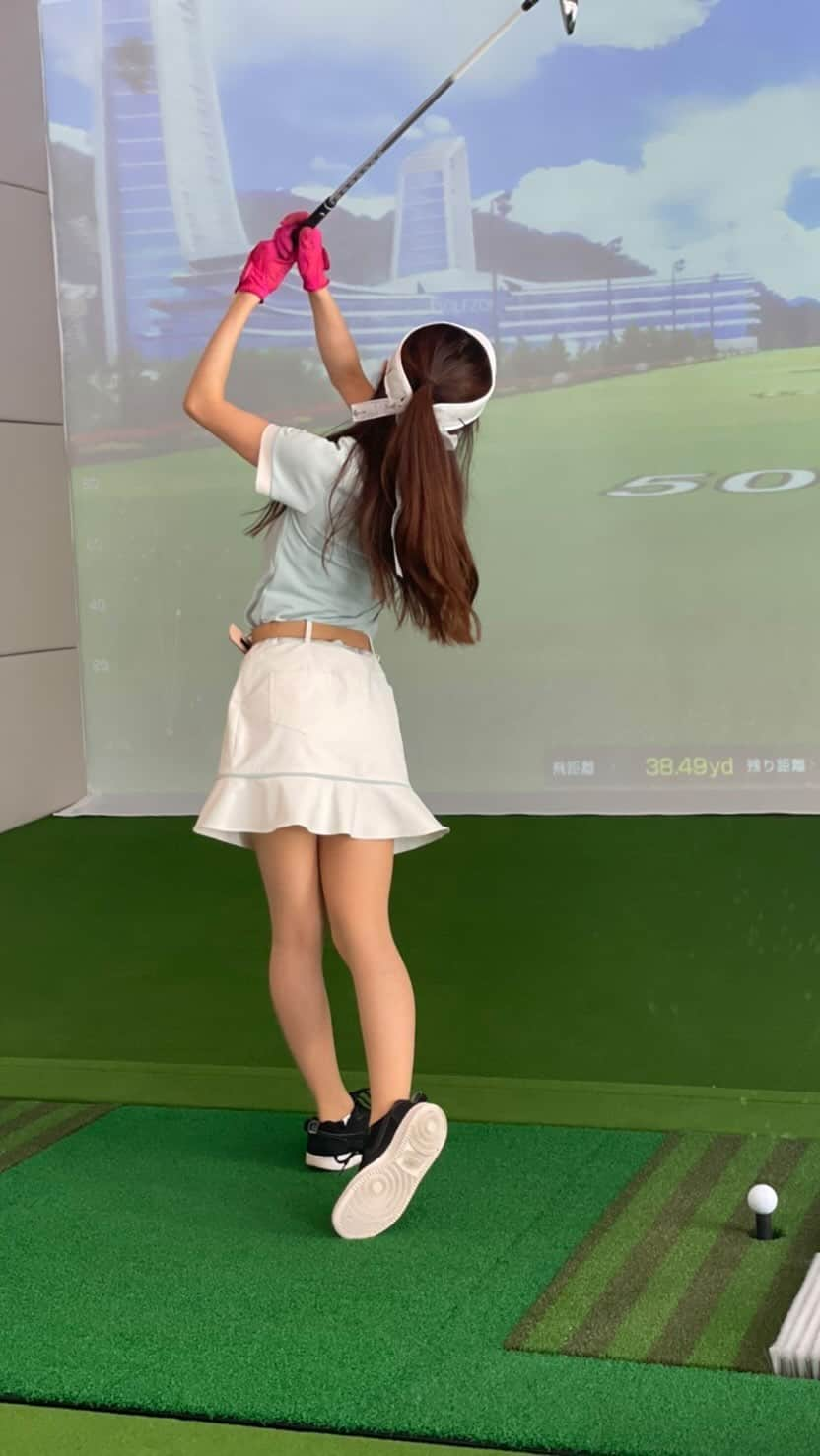 佐藤もも子のインスタグラム：「・ ・ ・  ゴルフ番組『CarryGo!』のYouTubeに出演することになりました😊⛳️ 今日は初の撮影でした✨ @golf_carrygo_official   ゴルフウエア❤️🏌️‍♀️　@raffiuro_japan  パステルグリーンですごく可愛かった✨  #ゴルフ #ゴルフ女子 #golf  #YouTube #ゴルフyoutube  #raffiuro  #ゴルフウエア」