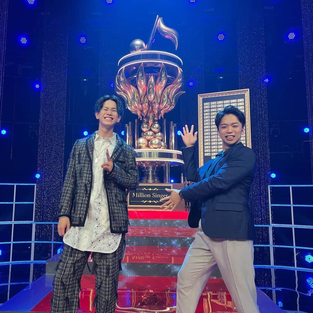 松浦航大のインスタグラム：「ミリオンシンガーありがとうございました！！！ いやーレベル4難しかった！😂 写真は満足気な表情ですが クリアできませんでした！笑 だけど 山寺さんになりきって歌えたし 自分自身の歌い方でアグレッシブに歌えたのでよかった！！！  おしらさんともテレビでは初共演！ スタジオで会えたとき嬉しかったな！！  また機会が来たら頑張るし これからも挑戦する男であり続けます🔥  #ミリオンシンガー #しらスタ #松浦航大  Jacket&Longshirt&Pants： @meagratia ( @sian.pr ) Accessories：　@werkstattmunchen Shoes： @bothparis」