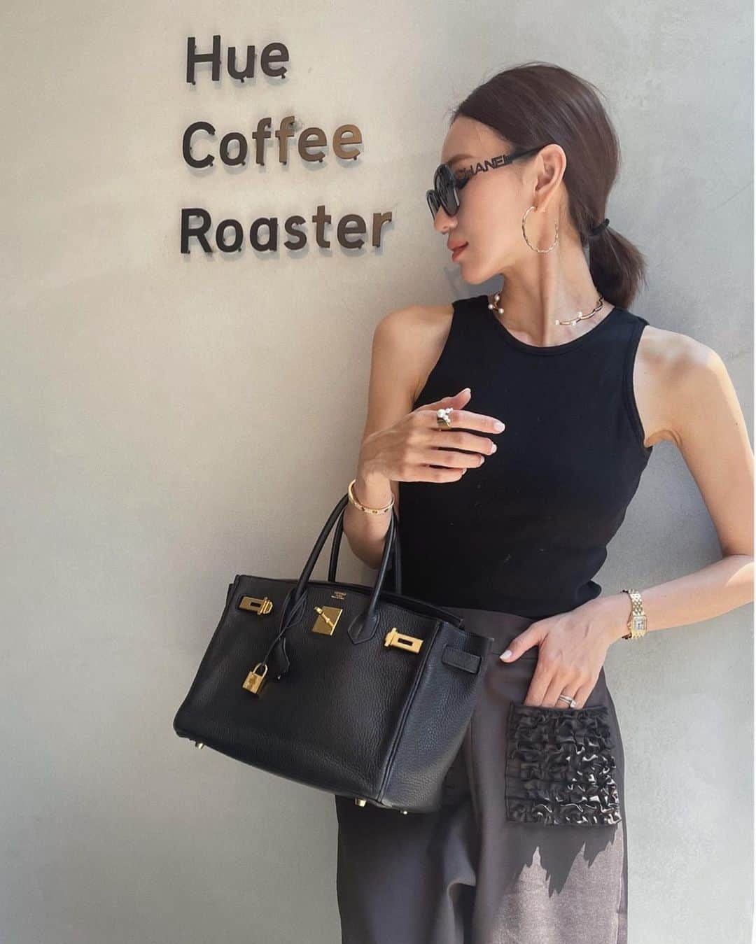 のインスタグラム：「お洋服も小物もAll Blackでアクセは鞄の金具に合わせてGold✨  毎日つけても飽きない @aurajewelry_official ✖️ @hiand_official 🫶🏻  パンツはデザインも好きですが素材感がオススメポイントです🤍  #HIAND#ハイアンド#hermes#エルメス#chanel#シャネル#aurajewelry#アウラジュエリー#まとめ髪#ワントーンコーデ#ママコーデ#モノトーンコーデ#birkin30#バーキン30#シャネルサングラス#hnHIAND」
