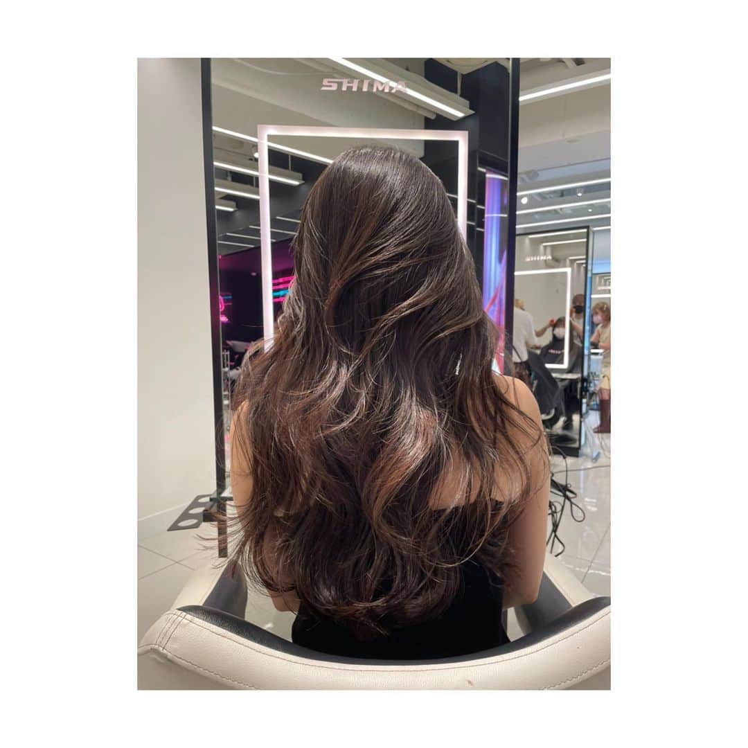 森田真以のインスタグラム：「🌼 Hello August.  4ヶ月ぶりの投稿と 4ヶ月ぶりの美容室💇🏻‍♀️笑 10cmくらいカットしていただきました ありがとうございました！  ヴァージンヘアだけど光が当たると ノーマルカメラでこの明るさ、、  イチローに会いたいこの頃です🐾  #newhair #shimaharajukuleap」