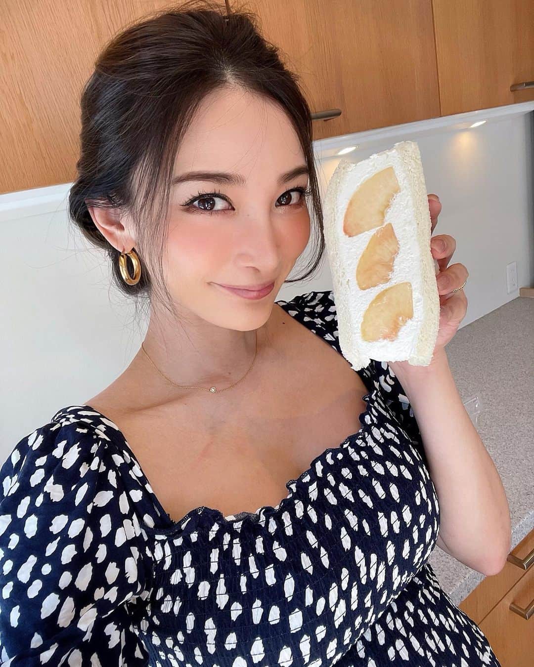 里海のインスタグラム：「今までは甘いものに あまり興味ない方でしたが…  こんなに美味しいのならば もっと前から知りたかったです🤭  @shinsun_sancha の フルーツサンドが美味しくて お客さんが来る時など いつも配達をお願いしています🍑🍌  だけど、3/4くらい 私が食べてしまってます🤫  今の私ならこの量くらい 朝飯前！！👍🏻 簡単に食べれます！  倍もイケますよ👍🏻  #フルーツサンド　#新sunフルーツサンド」