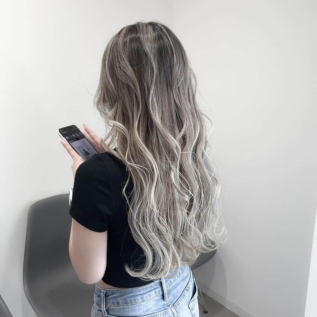 ハナフサユウスケのインスタグラム：「プラチナsilver×バレイヤージュ♪ ＊ ＊ ロングにはテッパンー ＊ ＊ #hairarrange#アレンジ#ヘアアレンジ#ヘアセット#美容室#美容師#姫路#岡山#赤穂#赤穂市#簡単アレンジ#ヘアアレンジ動画#セルフアレンジ#インナーカラー#バレイヤージュ#サロンモデル#サロモ#撮影#ハイライト#グラデーション#外国人風カラー#グレージュ#シルバーアッシュ#ミルクティーベージュ#ブロンドヘアー#ブリーチ#ムラシャン#ハイトーン#美容学生」