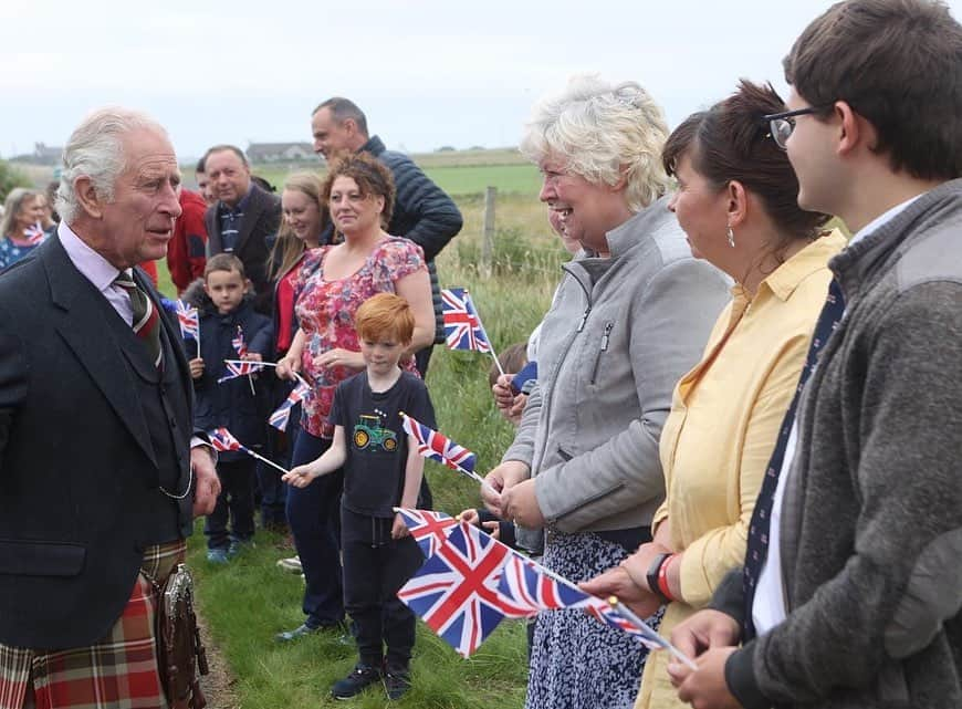 クラレンス邸のインスタグラム：「🏴󠁧󠁢󠁳󠁣󠁴󠁿 Did you know that The Prince of Wales is known as The Duke of Rothesay when in Scotland?   Yesterday, His Royal Highness toured Melsetter House in Hoy, Orkney and saw the work of architect William Lethaby, a prominent figure in the Arts and Crafts Movement who helped turn Melsetter House into one of the finest houses in Hoy.  While in Orkney, The Duke of Rothesay also visited YM Hall, Longhope where he was introduced to community groups, including representatives from the Scapa Flow Museum and @RNLI in Longhope, to hear about the fantastic work they do in their local community.  Finally, in Rogart The Duke of Rothesay reopened a former Auction Mart which has been refurbished and converted into a music and cultural venue for the whole community to enjoy.」