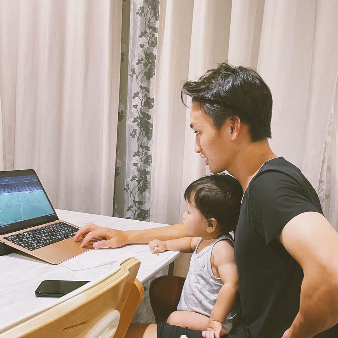 小屋春菜のインスタグラム：「娘はパパの応援が好きだけど、息子は単純にサッカーが好きな様で、色んな試合をじっと見る👶🏻📝」