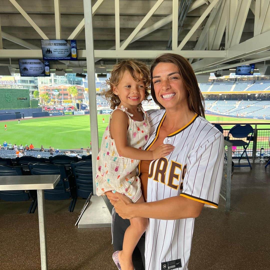 マッケンジー・ダーンのインスタグラム：「Guess who is doing the first pitch tonight for the Padres!! 😁☝🏼💪🏼👊🏼」
