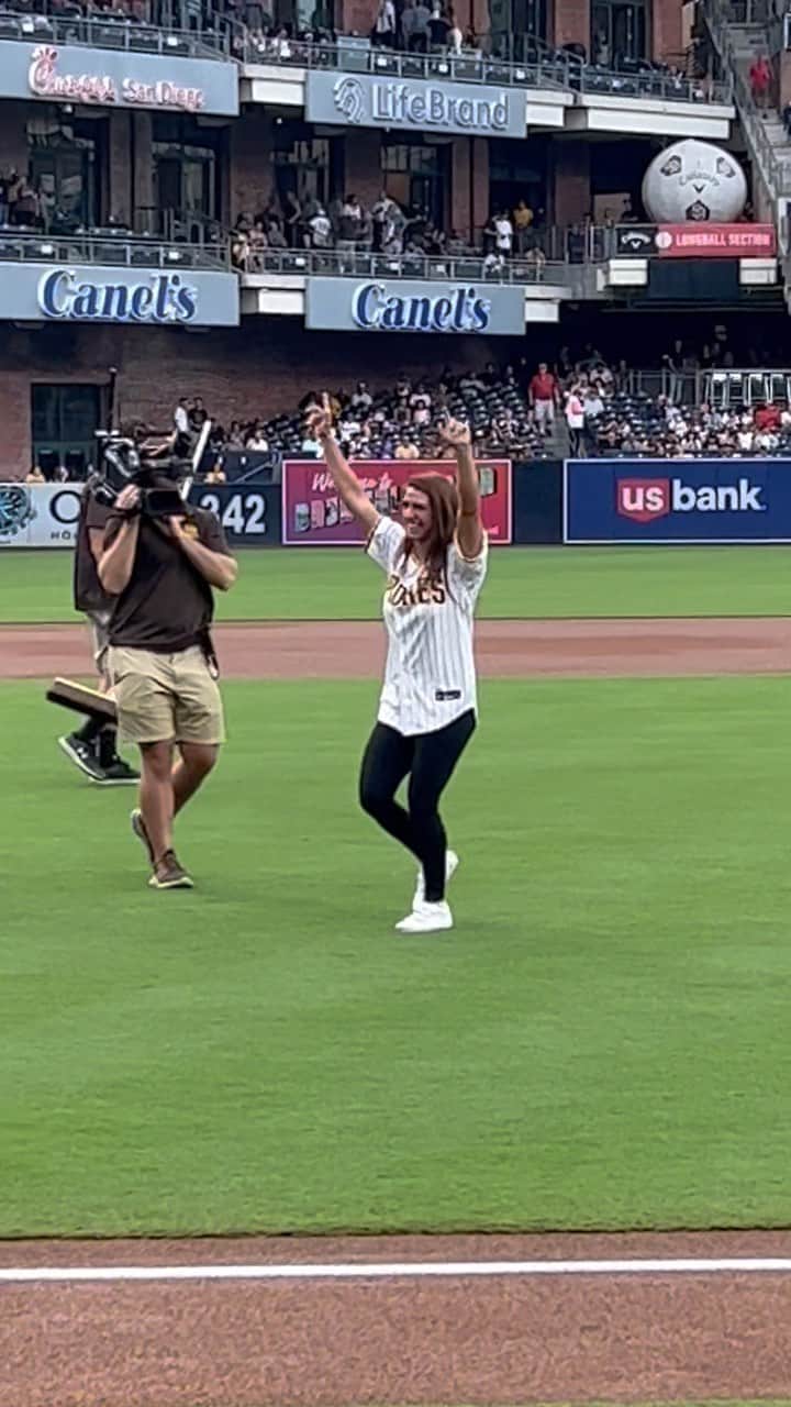 マッケンジー・ダーンのインスタグラム：「Mackenzie Dern throwing the ceremonial first pitch at the San Diego Padres game. ⚾️ #GP」