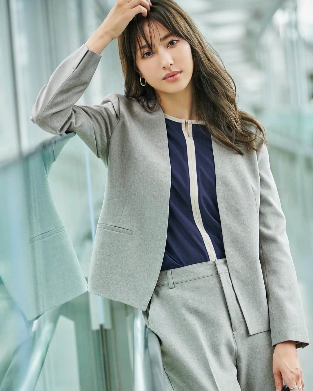 愛甲千笑美のインスタグラム：「HK WORKS ATHLE / HK Bizの新作8/10号本日発売です!!🌼 スポーティーラインのATHLEからは ストレッチ性があるパーカーや パンツ オンオフ使えるBizからは 配色がかわいいブラウスや セットアップなど おすすめのアイテムがいっぱいです🤍  是非チェックしてみてください〜☺️  #hkworkslondon #HK #hkworksathle #HKBIZ #働く女子 #大人コーデ #スポーツウェア #アクティブ #アウトドア #30代ファッション #しまむら #しまパト #しまむらパトロール #プチプラ #プチプラファッション #プチプラコーデ #きっと見つかる #みんなワクワク」
