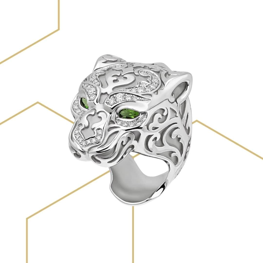 のインスタグラム：「Zodaria Pavé ring. Inspired by the organic motifs of animal origin present in architecture.   18K White Gold, 203 Diamonds and 2 Diopsites. Also available in Yellow Gold.   More details at carreraycarrera.com  #carreraycarreraorigen #newcollection #artisticjewelry #jewelrydesign #luxury #art #craftsmanship #handcrafted #gold #whitegold #diamonds #diopsite #highjewelry」