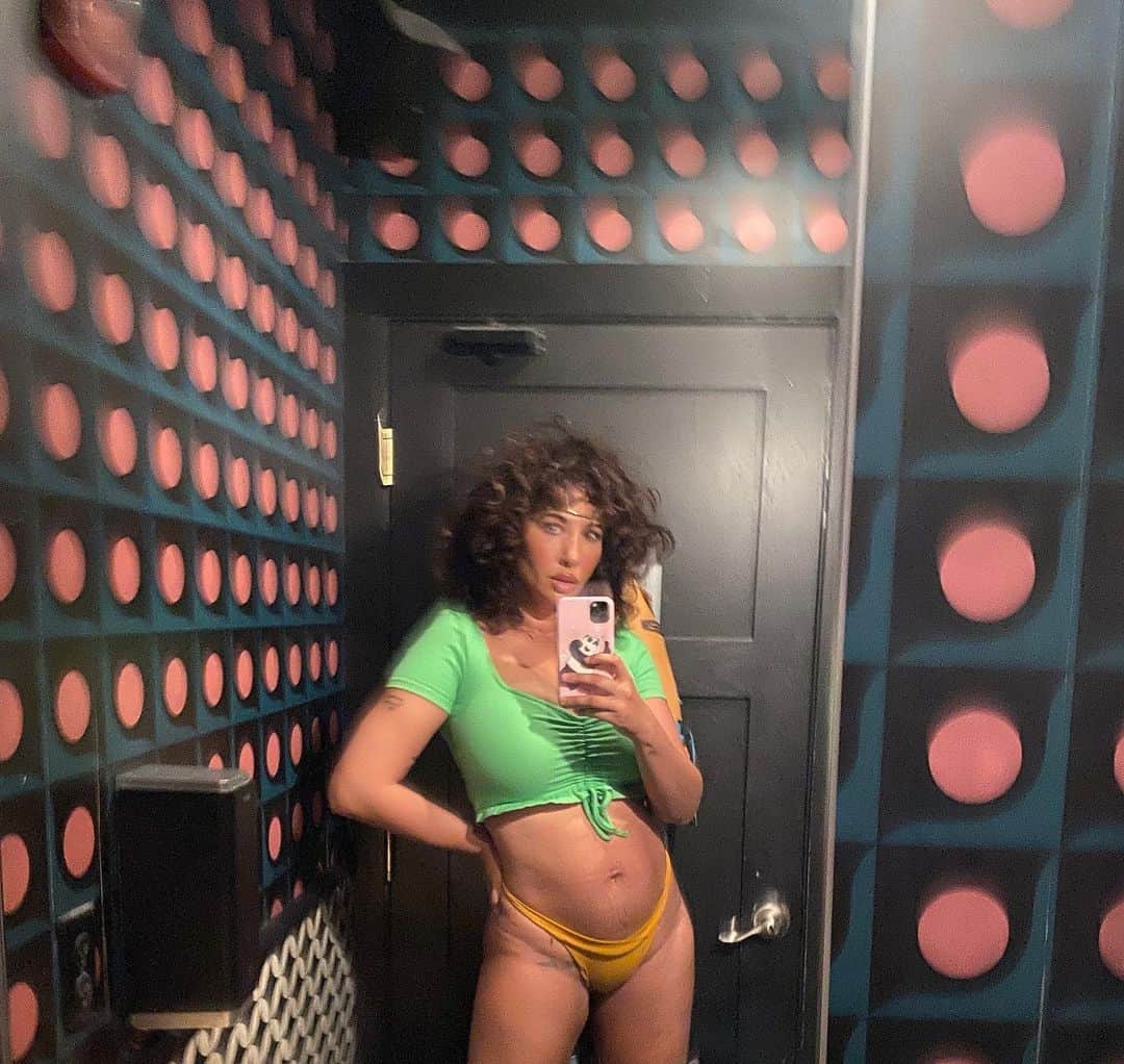 ジャッキー・クルーズのインスタグラム：「Baby Mama Thick.  Thank you guys for my beautiful Birthday messages. I spent the day with my two loves 👯‍♂️ . Me siento increíblemente bendecida de tener mis bebés y una familia que me ha enseñado ser la mejor mamá. Los amo. Gracias @zeppelindc for hosting an incredible sushi dinner.」