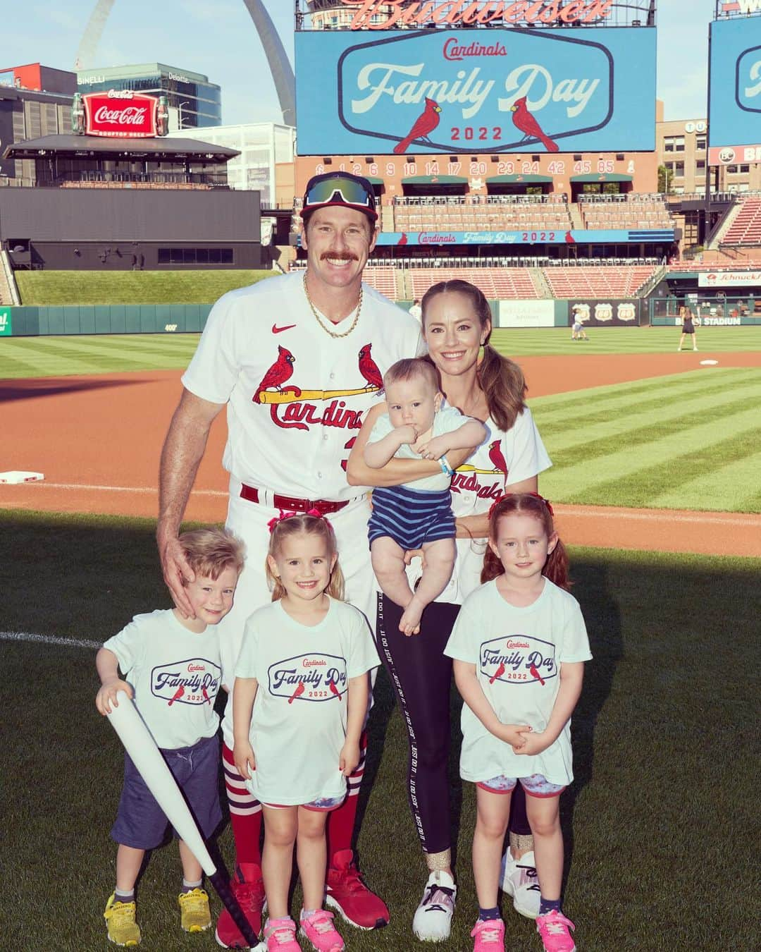 ローレン・マイコラスのインスタグラム：「Family Day 2022 👨🏼👩🏼👩🏻‍🦰👱‍♀️👱🏼👶🏼 @magic_mikolas39」