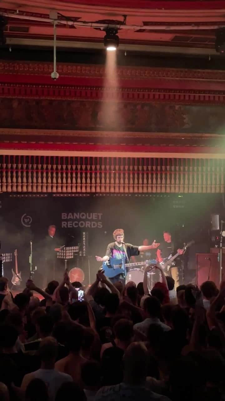 カサビアンのインスタグラム：「First live play of The Wall tonight from @pryzmkingston!」