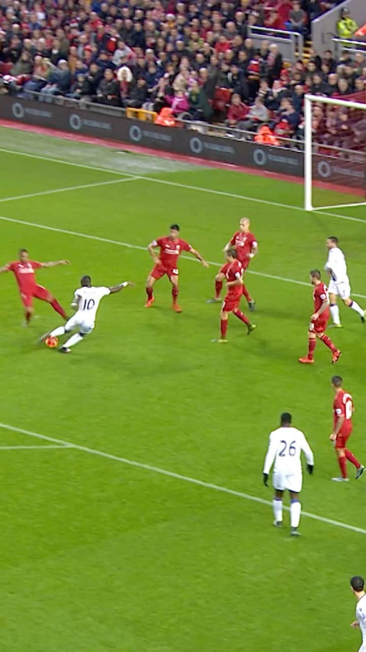 ヤニク・ボラシエのインスタグラム：「⚡️ @yannickbolasie was the quickest to react with this finish against Monday night’s opponents Liverpool in 2015 ⚽️  #cpfc #palace #pl #premierleague」