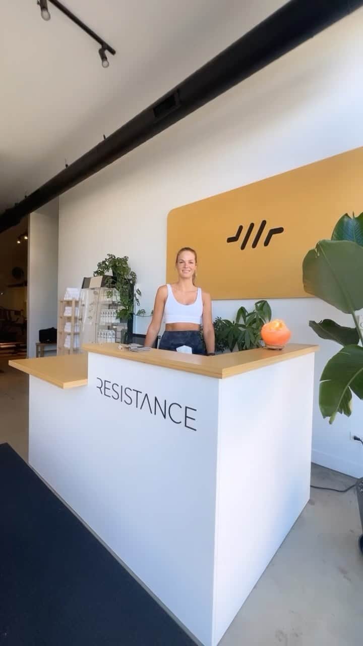 エリン・ヘザートンのインスタグラム：「Have you tried Lagree yet? Join Owner + Instructor @erinheathertonlegit and Advanced Lagree Instructor @liloleash on the Megaformer as they demonstrate some fundamental Lagree moves. #resistancechicago #bodysculpting #fullbodyfitness」