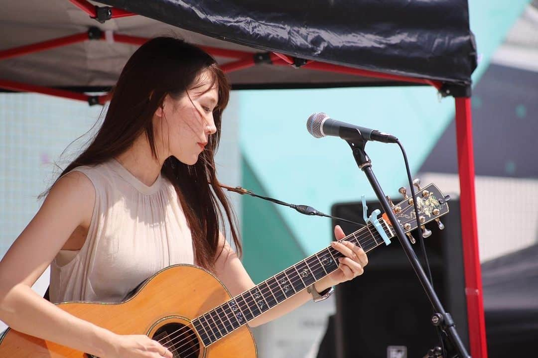 丸本莉子さんのインスタグラム写真 - (丸本莉子Instagram)「8月6日、PEACE音楽会で歌わせていただきました😊この日に広島で歌えた幸せ。愛が沢山溢れていました！ 佐々木リョウさん誘っていただきありがとうございました☺️  めちゃ暑かったし汗だらだらだったけどとても素敵に撮ってもらった🥴なおきさんありがとうですー！  #佐々木リョウ #アリスガーデン #丸本莉子」8月10日 8時51分 - marumotoriko