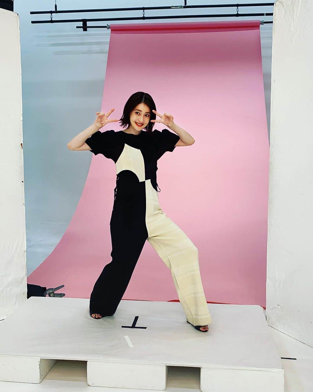 松本若菜のインスタグラム：「いつかの取材での。  牛🐄スタイル  衣装かわいいけど  何  そのポーズ  ダサい。  昭和感が否めない。  はい、ポーズ  カシャっ  じゃないよ。  .  今日もお外は危険レベルですって。  気をつけましょう。」