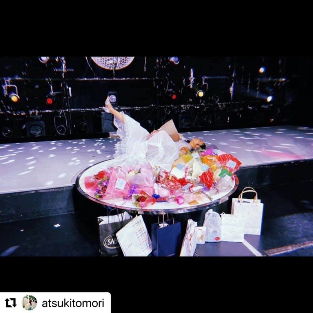のインスタグラム：「懐かしいshot☺️ まだ撮影は続いております😆✨ #Repost @atsukitomori with @use.repost ・・・ 浅草ロック座『愛あればこそ』、幕間のドキュメント映像を監督・撮影しました。 老舗ストリップ劇場の稽古、楽屋、舞台上まで密着。 映画「裸を脱いだ私」とのSPコラボムービーです。  川上奈々美 引退公演には、初舞台のような挑戦と、確かに築いてきた人との愛がありました。」