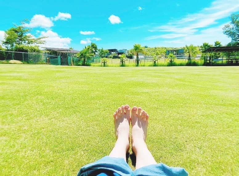 ベッキーのインスタグラム：「@doxfield_official へおでかけ。 千葉にあるイタグレ専用のドッグランです。  犬だけでなく、人間も幸せになる最高な場所！ 太陽を浴びて、裸足で芝生を歩いて、大の字で寝転んで、家族みんなで遊んで、最高の時間でした。  実は先週くらいから体調おかしくて。 (コロナではないです。) でも勇気を出して千葉へ向かってよかったです。 今日はぐっすり眠れそうだ。  2枚目の写真は、DOXのピーター。 相変わらず美しい。。。  3枚目の写真は、DOXのリュータローさんに教えていただいた近くのごはん屋さんです！ 穴子、おいしすぎ！ お店の方々も優しくて、本当に感謝感謝でした。  みんなも深呼吸してね！」