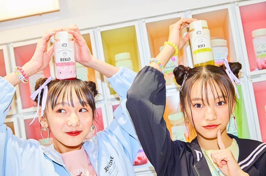 ニコ☆プチのインスタグラム：「👭🌺☀️  リコ、リオときたので 続けてリオリコ✌️💚💗  ラベルに名前が入れられるジュース、 映えでかわいかったな❕🍹🌈  ヘアも服もぜんぶおそろい🍩💖🍩💖 なかよしって最高🥹  #具志川莉央 #崎浜梨瑚 #リオリコ #沖縄コンビ #原宿デート #🍓 #🍍 #🥛」