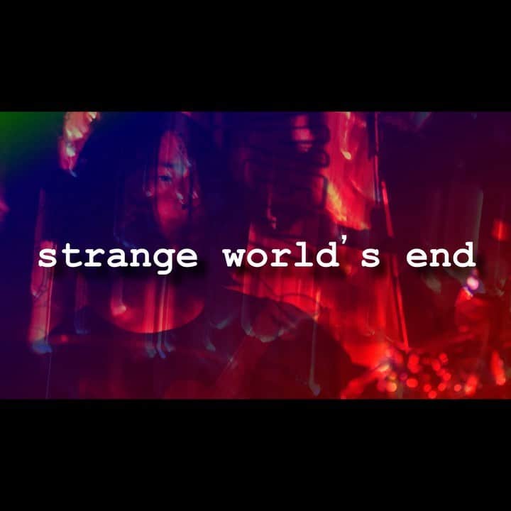 のインスタグラム：「【ALBUM TRAILER③】  3rd Album『strange world’s end』 8/24(水)リリース!!  タワーレコード予約限定特典は Dr:フルカワリュウイチによるリミックスCD-R!!  ご予約受付中!!  ◎TOWER RECORDS https://tower.jp/item/5472027/ ※ご予約は店頭、こちらのリンクから。  strange world's end 3rd Album『strange world's end』 2022.8.24 Release  -tracklist- 01.リバース 02.暴発 03.雨の迷宮 04.摩耗 05.無限影踏み 06.沼 07.逆エヴォリューション 08.スペクター 09.回廊 10.シューゲイザー  Trailer Directed by Bori（LosingMySilentDoors/音景-Onkei-)  ▽音景-Onkei- Official Website https://www.onkei-info.com/  #strangeworldsend #ストレンジワールズエンド #飯田カヅキ #kazukiiida #平マサト #masatotaira #フルカワリュウイチ #ryuichifurukawa #band #バンド #ミュージシャン #musician #itunes #applemusic #spotify #towerrecords #Amazon」