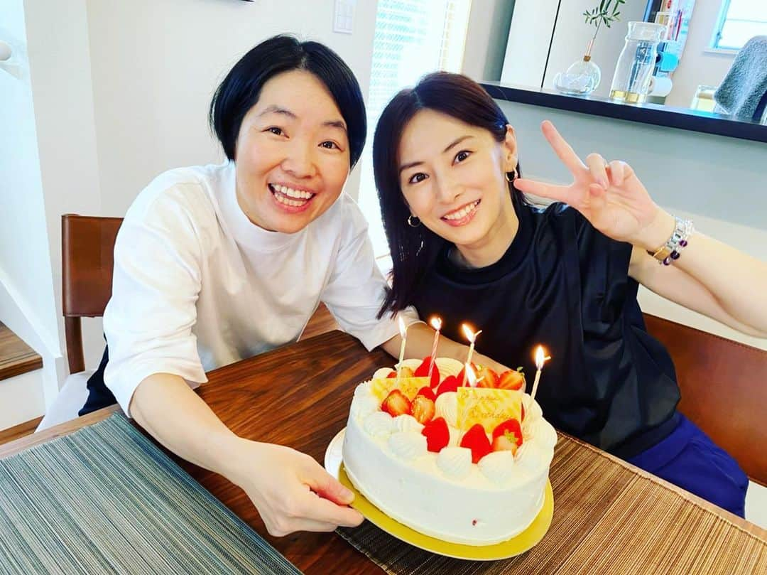 イモトアヤコさんのインスタグラム写真 - (イモトアヤコInstagram)「・ フライングだけど #景子ちゃん #お誕生日おめでとう  お互いだいぶ環境変わったけど 毎年こうやって あいもかわらずお祝いできること 嬉しいよ」8月10日 20時04分 - imotodesse