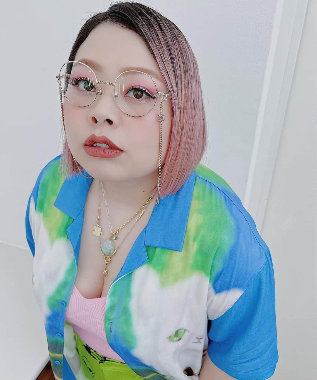 渡辺直美のインスタグラム：「New hair color 髪の毛ピンクにして ピアス2個開けて 新しいメガネ買ったにょ  急に夏の大改造2022www  毎日お稽古大先生ですが 楽しいです🤪  このままミュージカル本番までぶっ飛ばします😇  #メガネチェーンの位置これでいいのけw」