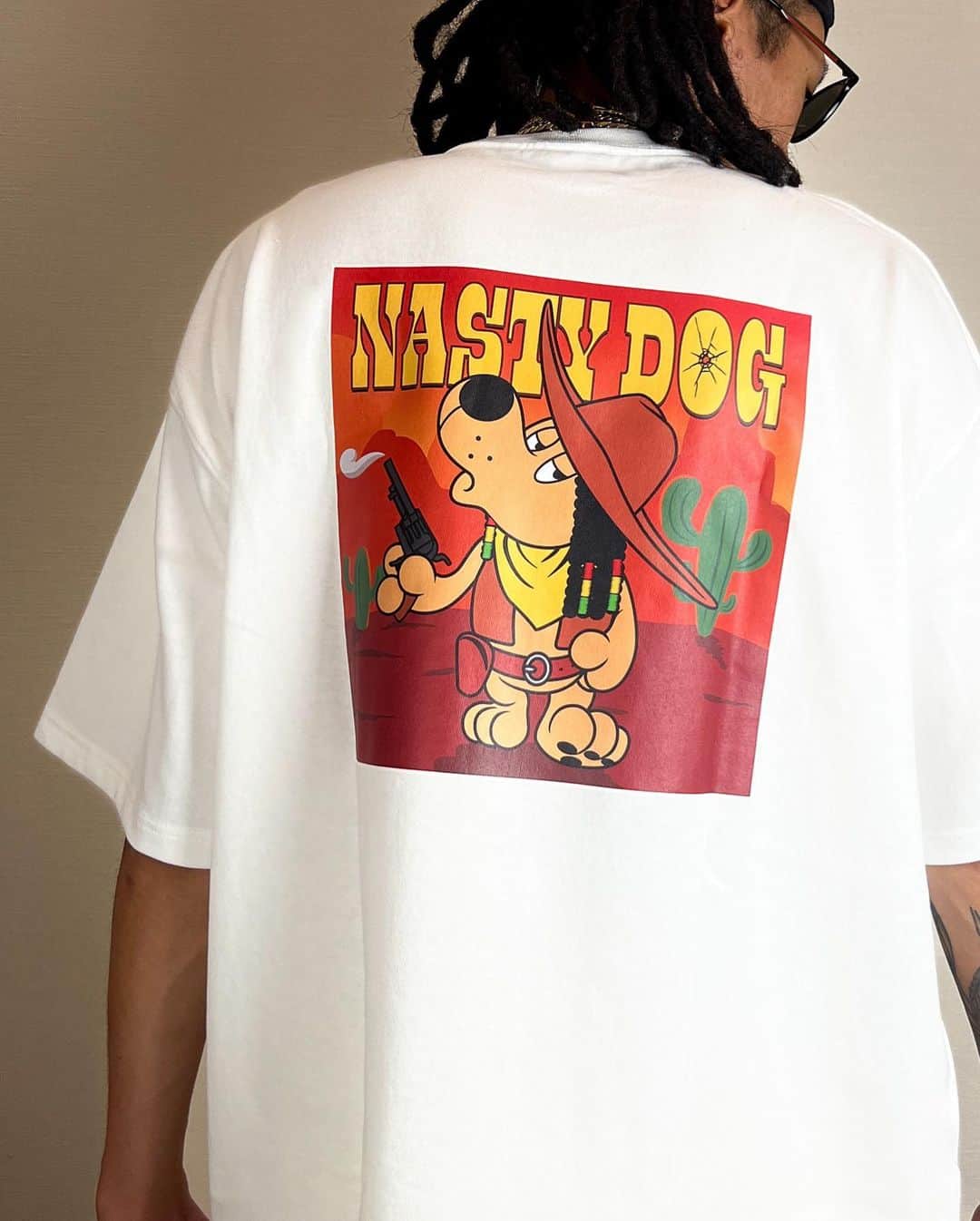MYのインスタグラム：「㊗️NASTY DOG新作公開㊗️  ガンマンTシャツです🐶 全４色で少量しかないので お急ぎください💦💦  詳しくはタグから飛んでね👌  #これ着てどんどんうっチャイナ〜 #フリーメイソン」