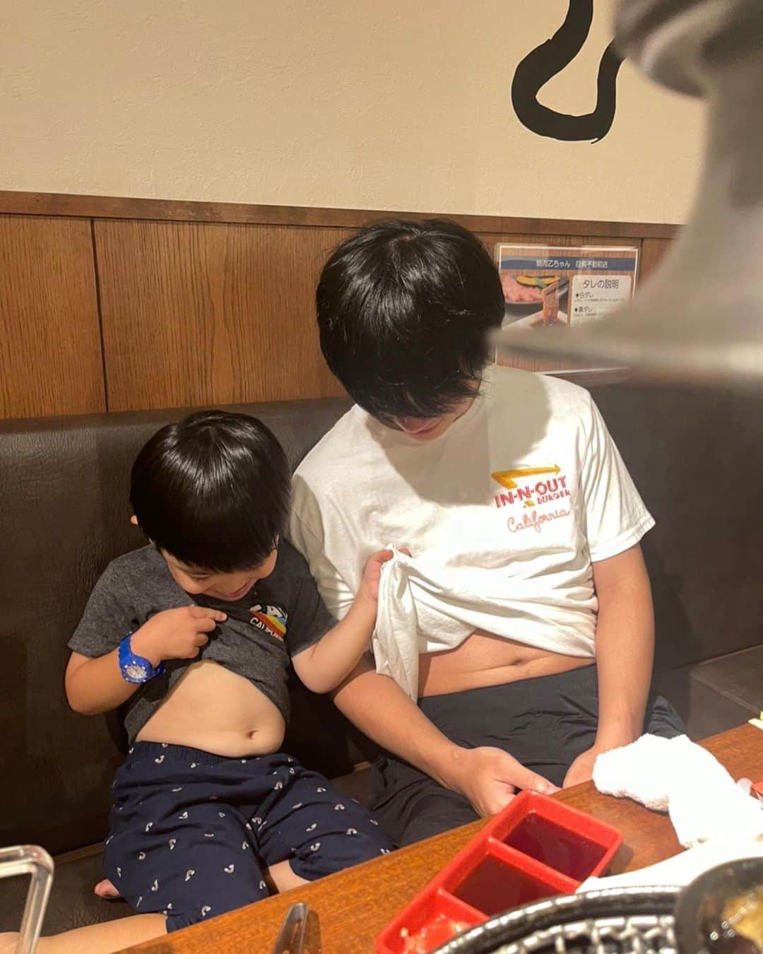 すしらーめん《りく》のインスタグラム：「原始的などっちが多く食べたかチェック #焼肉 ←レイが焼ける様になっててビビった #お腹の膨れ具合負け #敗者には謎のデコ攻撃」