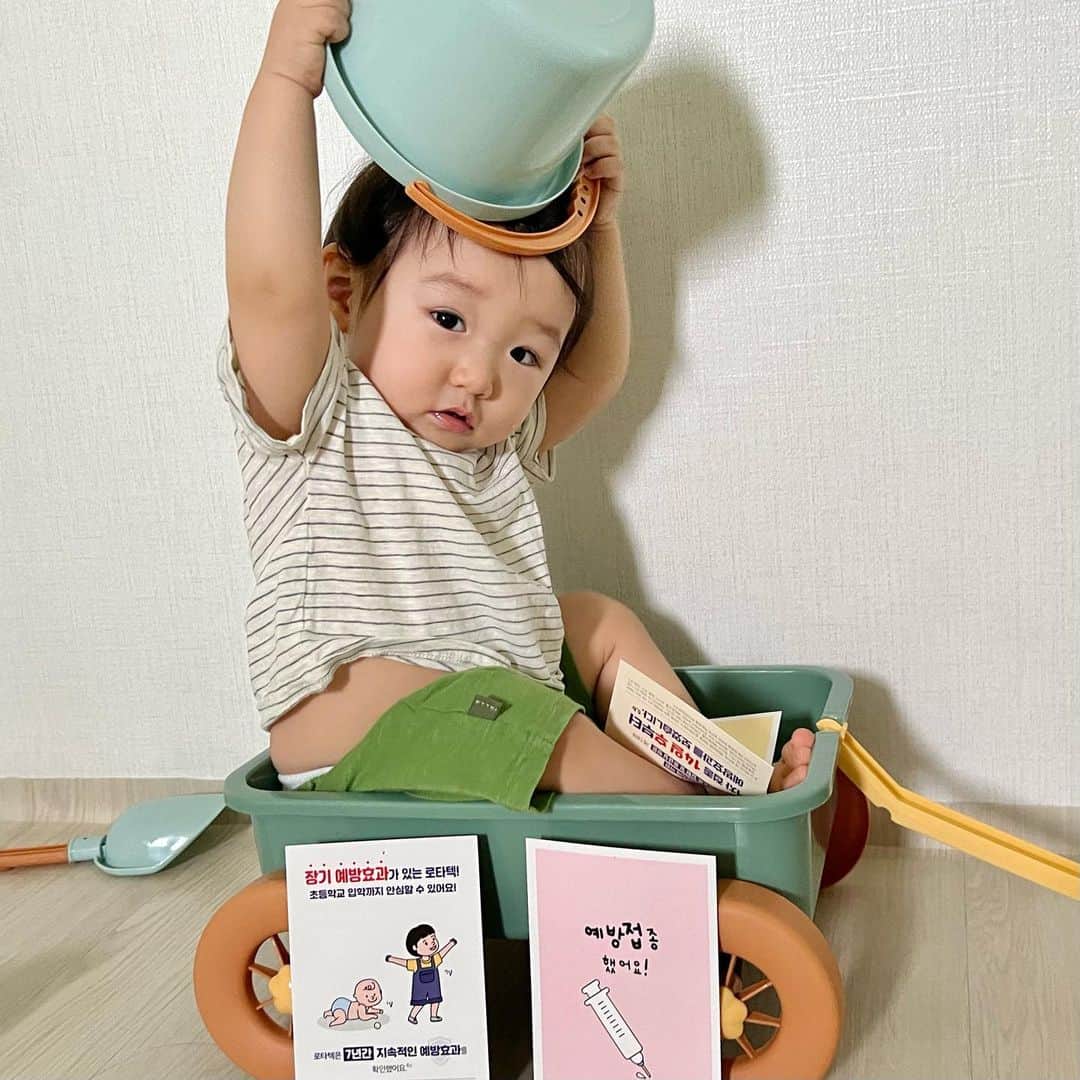 のインスタグラム：「#광고 @rotateq_korea   로윤이 돌접종 다녀왔어요🥺 6개월이후 한동안 접종갈일이 없어서 좋았는데 주에 걸쳐 또 맞아야하는 예방접종이 많은 마의 시기였네용...🥲🥲   오랜만에 접종 하고오니 로윤이 첫 #로타텍 접종하던날 생각이나요~ 난생 처음 맛보는맛에 쪽쪽 너무 잘먹어서 간호사선생님이 귀여워 해주시기도 했었어요😆 아가들 생후 두달부터는 로타바이러스 선택 접종도 해야하는데요! 로타텍은 1차 접종 14일 이후부터 예방 효과를 보였다고해요(2,3,a,b) (로타텍은 3차에 걸쳐 투여해야 합니다.)   11년전 재은이도 로타텍으로 접종했었는데, 로윤이도 누나랑 같은 로타텍으로 접종하게 되었답니다 ㅎㅎ 접종 완료 후 7년간 지속적인 예방효과(4,c)로 초등학교까지 안심할수있다고하니 로윤이도 초등 입학까지 쭈욱 장염으로 고생하지않고 건강히 자라주었으면 좋겠어요♥️   #로윤 #로타바이러스백신 #로타바이러스 #로타바이러스접종 #아기예방접종 #돌아기」