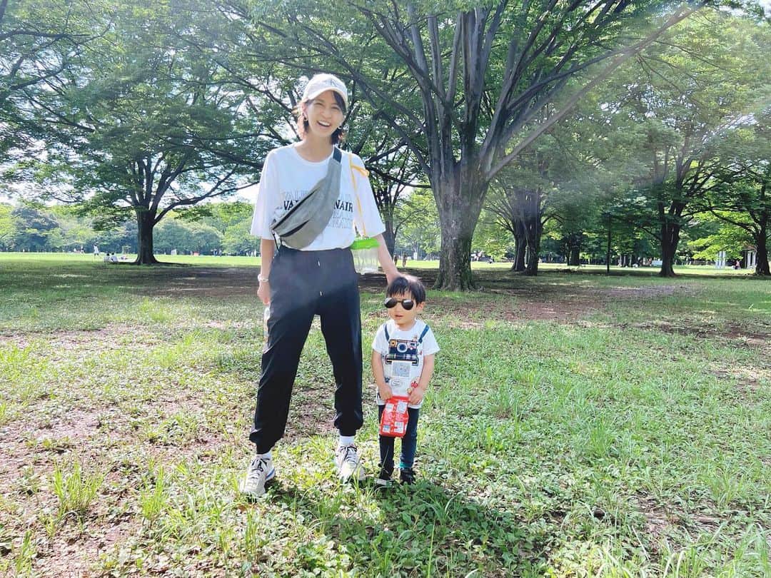 のインスタグラム：「いつかの僕の夏休み。  我が家はアクティブはママ担当🐞  男子ふたりつれて公園によく行きます✨  息子、カメラマンみたいに何かを見つけたら全て撮る📷  2枚目の私は半目🤣  暑過ぎない時にまたいこーう🤍抜け殻しかとれなかったから、今度はセミを捕まえよう✨  tops.pants.. @hereiam.official  shoes.. @niketokyo   #公園　#brothers #boys #mama #active #体力が無限 #次男キャラメルコーンを離さない #アンパンマンのパッケージが好きすぎる」