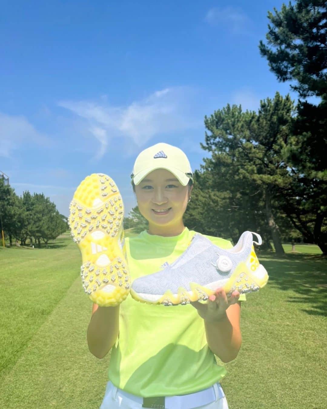 森田遥のインスタグラム：「CODECHAOS22⚡️🍋 コードカオス22が今日発売されました！ 前回までの履き心地からホールド感が増してこの暑さの中、通気性も抜群🙆‍♀️相変わらずランニング出来ちゃいますwボアだとチャックを開けてオシャレに履くのがオススメ✌️是非お試しあれーー！！ . . #コードカオス #アディダスゴルフ #ずっとゴルフ #createdwithadidas  @adidasgolf  @adidastokyo」