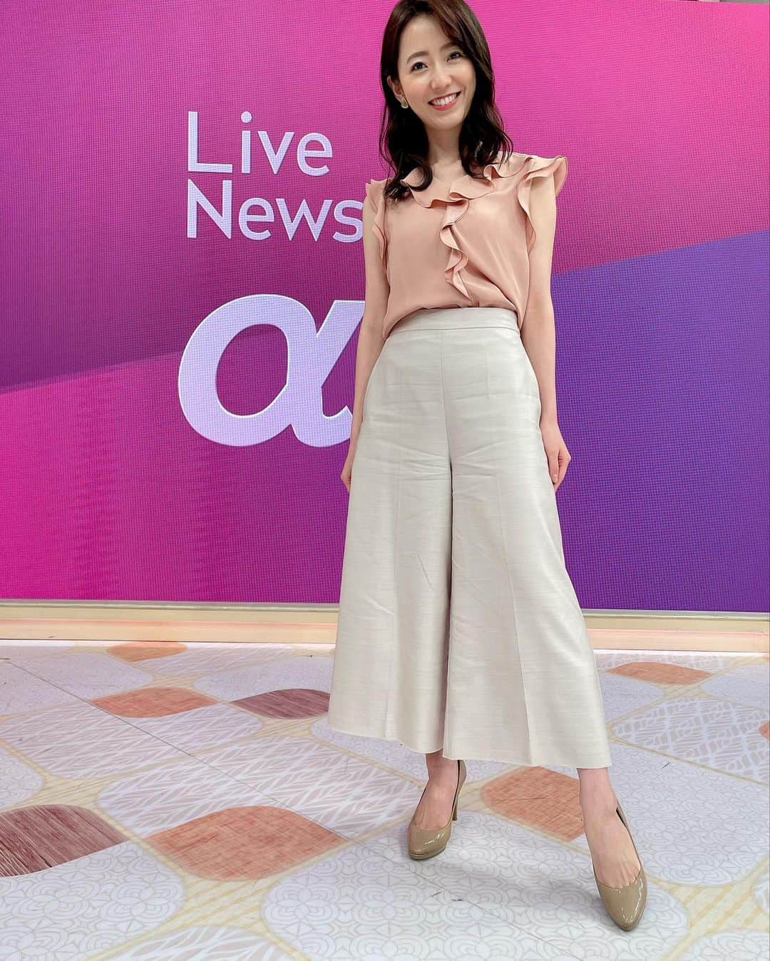 内田嶺衣奈さんのインスタグラム写真 - (内田嶺衣奈Instagram)「👗  最近の衣装いろいろです🧏‍♀️ 年々白シャツが好きになってきました。  そして早くも最近の衣装は夏物と秋物が混ざってきています👒🍁  今日も暑いですね😵💦 皆さんしっかり水分補給されてくださいね🥺 夏の疲れがでませんように。  #LiveNewsα #衣装」8月10日 12時26分 - reina.uchida