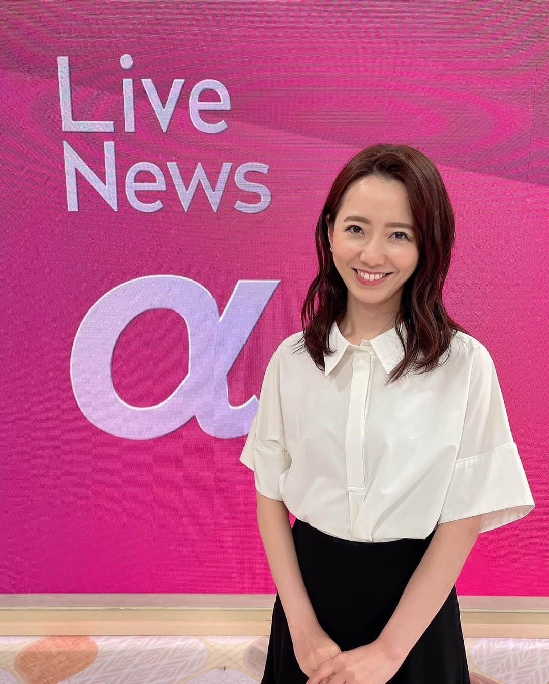 のインスタグラム：「👗  最近の衣装いろいろです🧏‍♀️ 年々白シャツが好きになってきました。  そして早くも最近の衣装は夏物と秋物が混ざってきています👒🍁  今日も暑いですね😵💦 皆さんしっかり水分補給されてくださいね🥺 夏の疲れがでませんように。  #LiveNewsα #衣装」