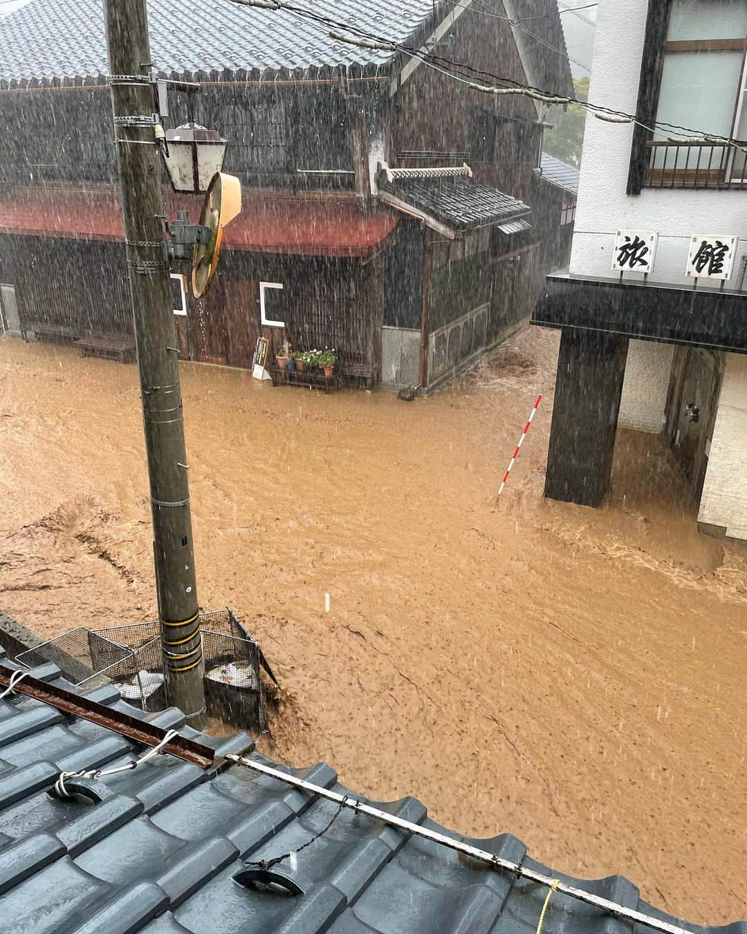 旅館 川端屋さんのインスタグラム写真 - (旅館 川端屋Instagram)「濁流だった店の前も泥をかき分け落ち着いてきました。 が、今庄中でまだまだ手が届かない地域が沢山あります。 毎日大勢のボランティアさんが、駆けつけてくれています。 本当にありがとうございます。  ボランティアさん向けに最大限に価格を抑えた災害復興プランを考えましたので、宿泊施設をお探しの方はご連絡下さい。  www.kawabataya.jp  #今庄 #今庄災害 #南越前町災害ボランティア  #今庄宿泊 #南越前町宿泊 #川端屋 #災害ボランティア」8月10日 12時33分 - ryokan_kawabataya