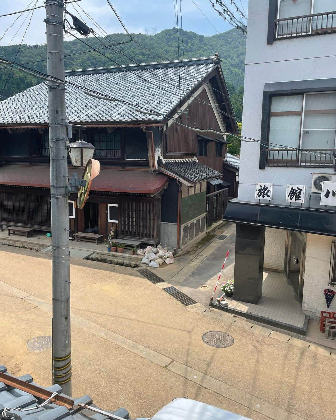 旅館 川端屋さんのインスタグラム写真 - (旅館 川端屋Instagram)「濁流だった店の前も泥をかき分け落ち着いてきました。 が、今庄中でまだまだ手が届かない地域が沢山あります。 毎日大勢のボランティアさんが、駆けつけてくれています。 本当にありがとうございます。  ボランティアさん向けに最大限に価格を抑えた災害復興プランを考えましたので、宿泊施設をお探しの方はご連絡下さい。  www.kawabataya.jp  #今庄 #今庄災害 #南越前町災害ボランティア  #今庄宿泊 #南越前町宿泊 #川端屋 #災害ボランティア」8月10日 12時33分 - ryokan_kawabataya