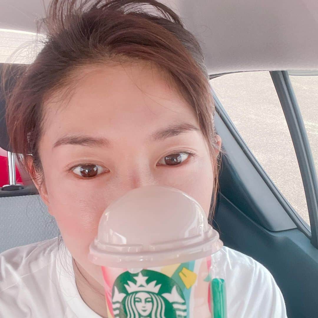 森下千里のインスタグラム：「暑いですね🥵  辻立ちしていたら、 差し入れをいただきました。  自分では買わない味に、 胸をときめかせています🤤  #宮城県 #辻立ちクイーン #自撮り　久しぶり」