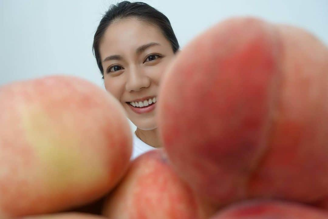 松下奈緒のインスタグラム：「皆さんこんにちは🍑  今日も暑いですね💦💦  桃の季節です🍑  桃の香りに包まれたくて、ピーチまみれになってみました🍑🍑🍑  皮をキレイに剥く方法、教えてください🍑  #桃🍑 #桃の季節 #水分&塩分補給忘れずに #松下奈緒」