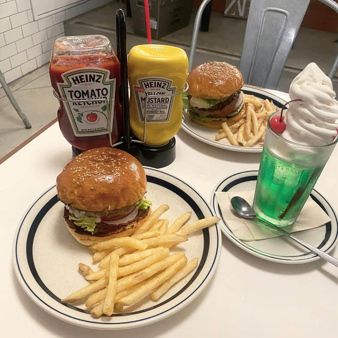 YUINAさんのインスタグラム写真 - (YUINAInstagram)「前に行った渋谷にある ハンバーガー屋さん🍔♡  @onthecornertokyo   美味しかった〜🤍🤍🤍  #東京 #渋谷カフェ #オンザコーナー」8月10日 13時24分 - y_i_n35