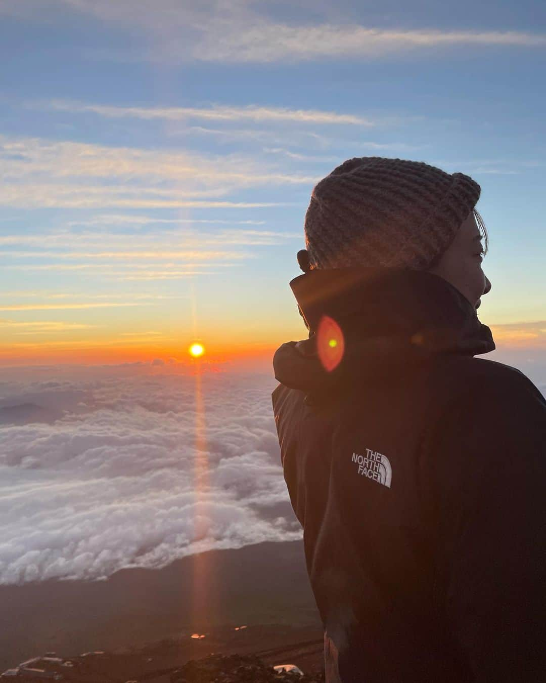 山下奈々美のインスタグラム：「人生で一度はチャレンジしたいこと 『富士登山』を計画しました🥺⛰  登山までに沢山調べて調べて、みんなの体験談のお陰で頂上までいけたので私も誰かの参考になったら嬉しいので残します✍️↓  ☀️超初心者運動不足女子の登山スケジュール☀️ 【1泊 吉田ルート】 ・8/7 AM11:30五合目出発→PM17:00本八合目トモエ館着→PM19:30就寝 ・8/8 AM2:40本八合目出発→AM4:30頂上着→AM5:40下山開始→AM10:00五合目着  登山に必要な装備品は全てレンタルできます🚶‍♀️  #形から入りたい メンバー4人なので 結局レンタルせずに登山グッズに課金しまくりwww  課金優先順位1位は #登山靴  靴で全然違う😭 登るまでに暑い寒いの繰り返し＆急に雨とか降るのでどんな状況でも耐えられるようにフル装備をザックに詰めていくよ🎒 ［上装備］インナー,ロング袖インナー,Tシャツ,レインウェア,ダウン,フリース(必要であれば) ［下装備］登山用靴下,スパッツ,速乾ズボンとか,レインパンツ(今回お天気良かったから使わなかった)  持ち物は沢山あるけど余分な備えはNGでとにかく軽くしないと自分がキツくなるから気をつけて🎒⚡️  感想は、、、 とにかくキツかった😂！！！ でも、チャラになっちゃうくらい頂上は素晴らしい感動が日本一の山にはありました😌🏔  前日によっぴーが体調不良で棄権となってしまったのが残念だったけど、 また4人であの景色みる夢ができたよ✊✨  #富士山 #富士登山 #富士山頂上 #トレッキングコーデ #登山コーデ  #富士登山準備 #富士山コーデ #山梨県 #吉田ルート #fujisan #marmot #thenorthface #uniqlo」