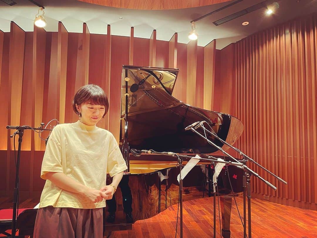 熊木杏里のインスタグラム：「3日間のピアノ🎹録音が終わりました。楽しかったな。  またお知らせするので 聴いてくださいね。  涼しくなりたい…🍂」