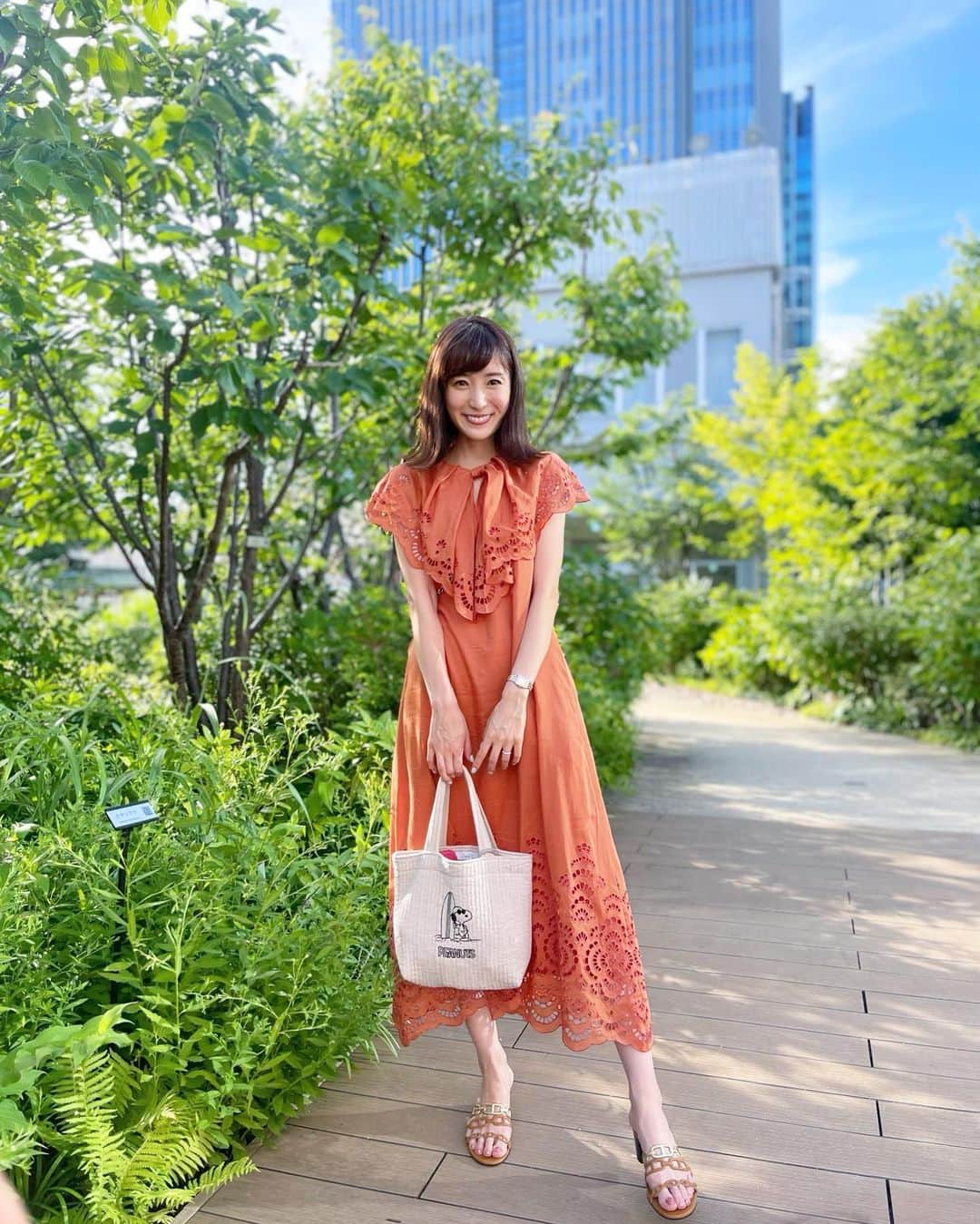小林真由のインスタグラム：「この夏のお気に入りワンピース♥︎ ⁡ シルク混素材が軽くサラッと着られるお出かけワンピ。 この薄さと着心地でシルエットまですごく綺麗なの🍊 きちんとしながらリゾートでも着たいお洋服🏝🧡 ⁡ 旅行に持って行って、最後に回った国際芸術祭でも着ました。暑い日だったけど、沢山のアートの熱量がすごかった..娘も頑張って付き合ってくれました😂 ⁡ one-piece: #m_maglie_le_cassetto  bag: #pionunnal  ⁡  先日ヘアケアをしにnanaへ♡  いつも最高の仕上がりに感謝です。 行きと帰りじゃ別人。ありがとうございます✨ @inamochinaoki ✨ ⁡ ⁡ ⁡ #ファッション #コーデ #ママコーデ #女の子ママ #男の子ママ #ママライフ #コーディネート #3歳 #2歳 #ベビー #二人育児 #エムマーリエルカセット #ピオヌンナル #ヘアカラー #美容院 #美容 #奈良美智 #塩田千春 #国際芸術祭あいち2022」