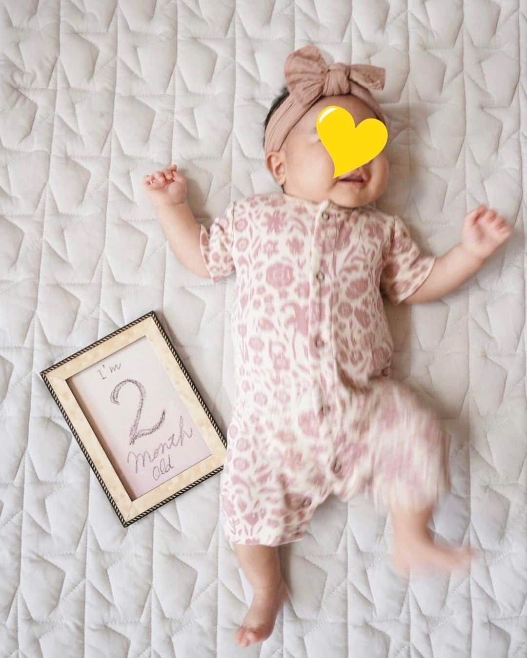 川田裕美のインスタグラム：「ほっぺがぷくぷく👶順調です✨ 今のところ、お兄ちゃんも赤ちゃんがえりはしていません👦 生後１ヶ月と同じ服で撮りました📷が… 私はいろいろ忘れやすくなっていて、たった１ヶ月で月齢フォトカードをなくしたので、手書きです✍️😁  #生後2ヶ月 #2ヶ月ベビー  #月齢フォト」