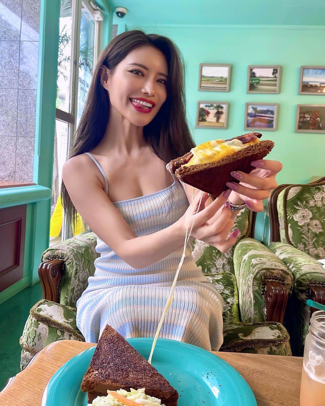 のインスタグラム：「⠀cause I feel like a melting cheese☀️🫠🌈 ⠀  どこにいても大好きuberでもだいすき🥪🤎 みんなたくさんお水飲むのよ〜！！ ⠀」