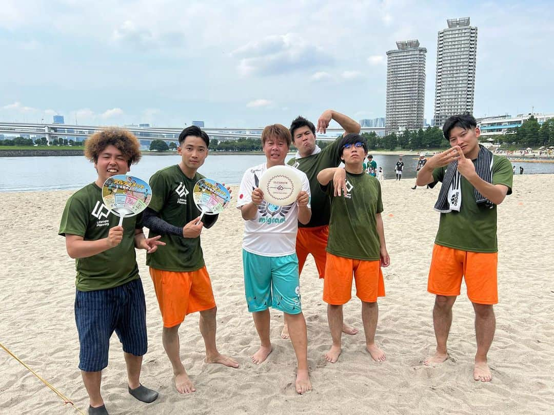 ロッシーのインスタグラム：「アルティメット！ 夏休みお台場のビーチにて、アルティメットのイベントでしたよ！ 吉本チームは、小学生チームに、コテンパにやられましたよ！ アルティメットは、大人と子供の男女が、 本気で、戦いゲームできる唯一ゲームだよ！  是非！ みなさんも、体験して、未来のアルティメットの世界プレーヤーに、なってください！  チャンスと夢を楽しもう！  アルティメット最高！  みなさん、次は、9月！  よろしくお願いいたします！  スタッフのみなさん、暑い中！  ご苦労様でした！  #アルティメット #夏休み #ビーチ #お台場 #マスターナンバー村岡 #マスターナンバー13号 #春家シンイチロウ #新井将太 #コロウカン永江 #森山秀一 #野性爆弾 #ロッシー #より。 #ロシ写真、」